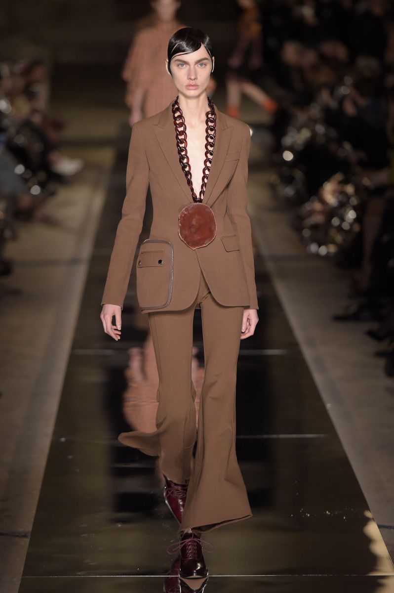 Ким Кардашьян в неглиже и Кендалл Дженнер с короткой стрижкой на показе Givenchy (ФОТО)