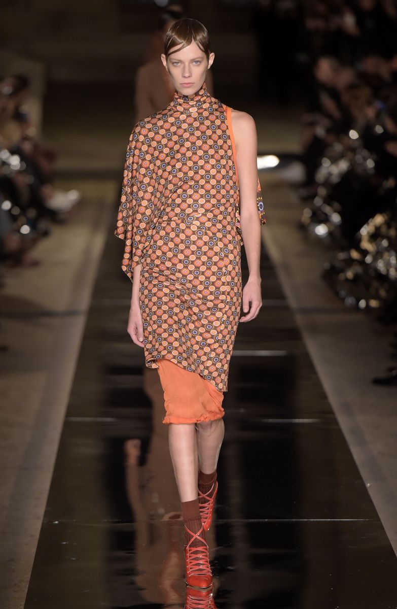 Ким Кардашьян в неглиже и Кендалл Дженнер с короткой стрижкой на показе Givenchy (ФОТО)