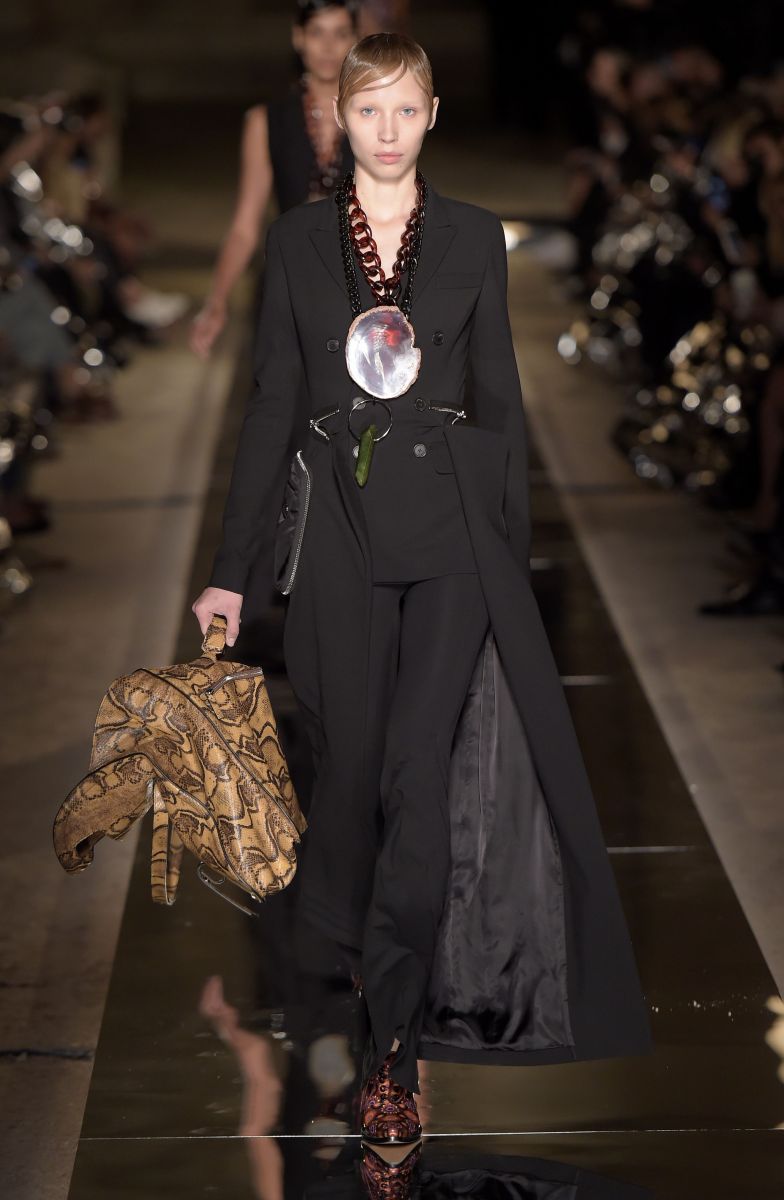 Ким Кардашьян в неглиже и Кендалл Дженнер с короткой стрижкой на показе Givenchy (ФОТО)