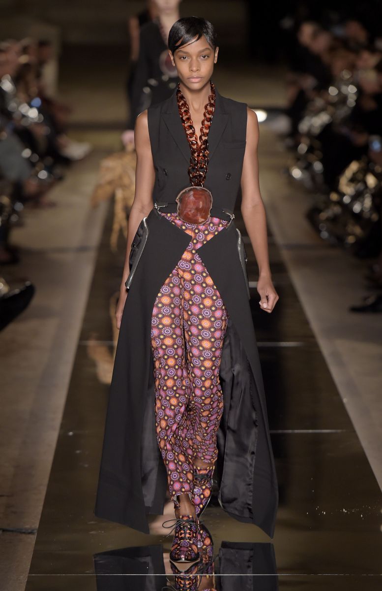 Ким Кардашьян в неглиже и Кендалл Дженнер с короткой стрижкой на показе Givenchy (ФОТО)