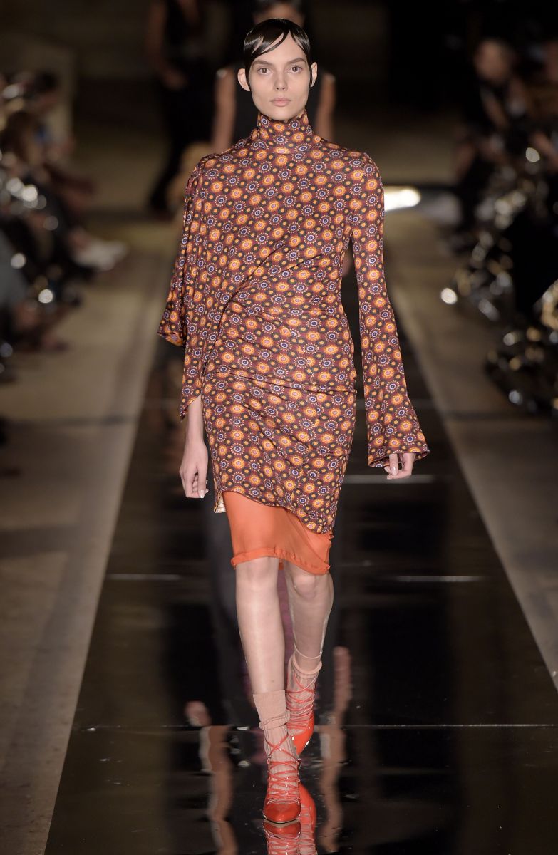 Ким Кардашьян в неглиже и Кендалл Дженнер с короткой стрижкой на показе Givenchy (ФОТО)