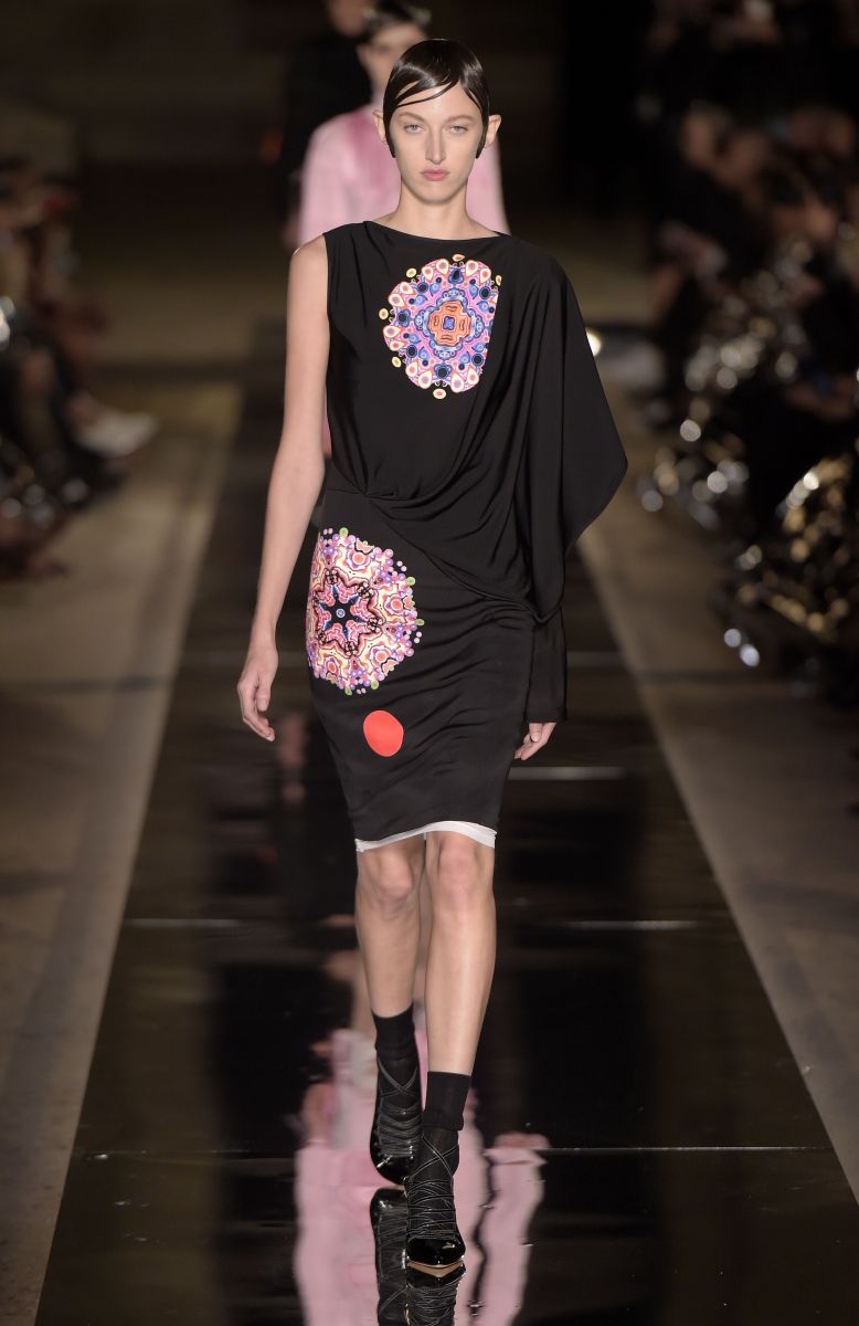 Ким Кардашьян в неглиже и Кендалл Дженнер с короткой стрижкой на показе Givenchy (ФОТО)