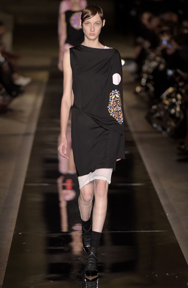 Ким Кардашьян в неглиже и Кендалл Дженнер с короткой стрижкой на показе Givenchy (ФОТО)