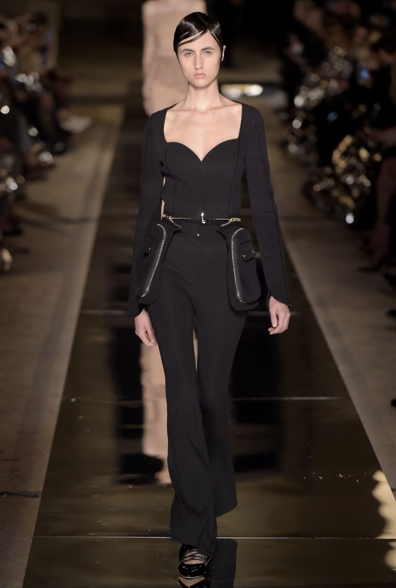 Ким Кардашьян в неглиже и Кендалл Дженнер с короткой стрижкой на показе Givenchy (ФОТО)