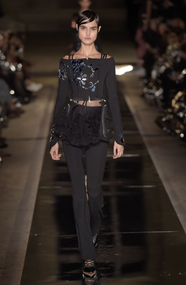 Ким Кардашьян в неглиже и Кендалл Дженнер с короткой стрижкой на показе Givenchy (ФОТО)