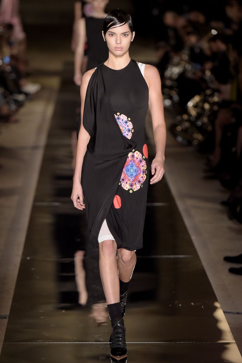 Ким Кардашьян в неглиже и Кендалл Дженнер с короткой стрижкой на показе Givenchy (ФОТО)