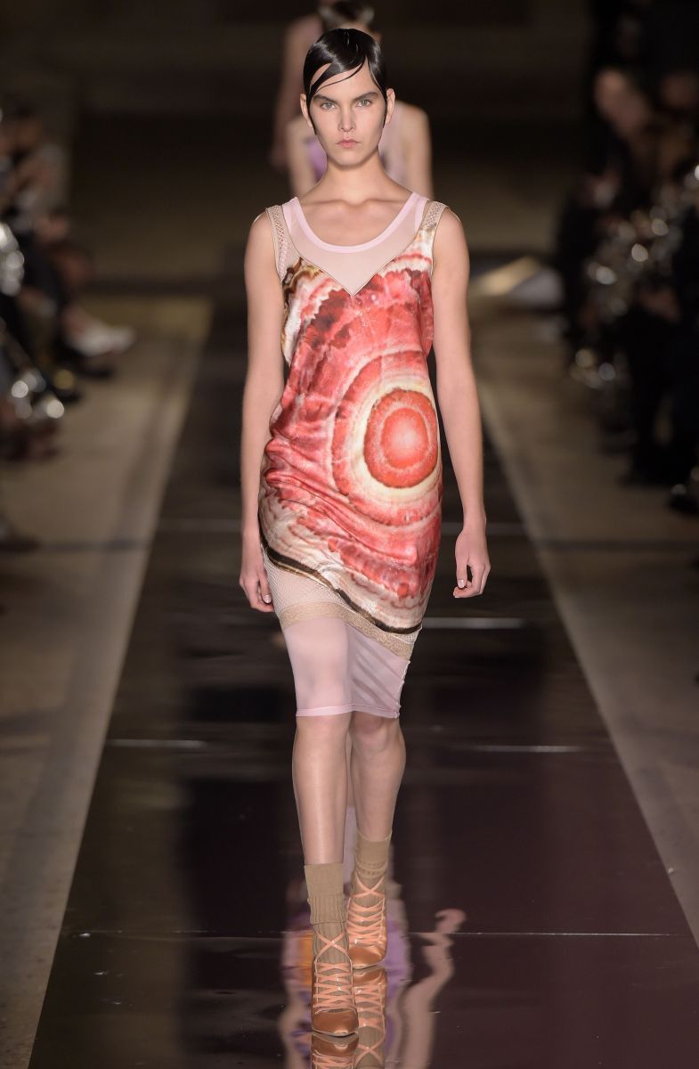 Ким Кардашьян в неглиже и Кендалл Дженнер с короткой стрижкой на показе Givenchy (ФОТО)