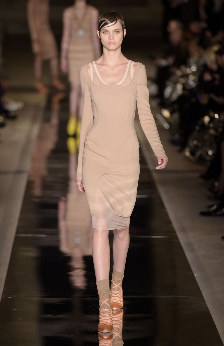 Ким Кардашьян в неглиже и Кендалл Дженнер с короткой стрижкой на показе Givenchy (ФОТО)