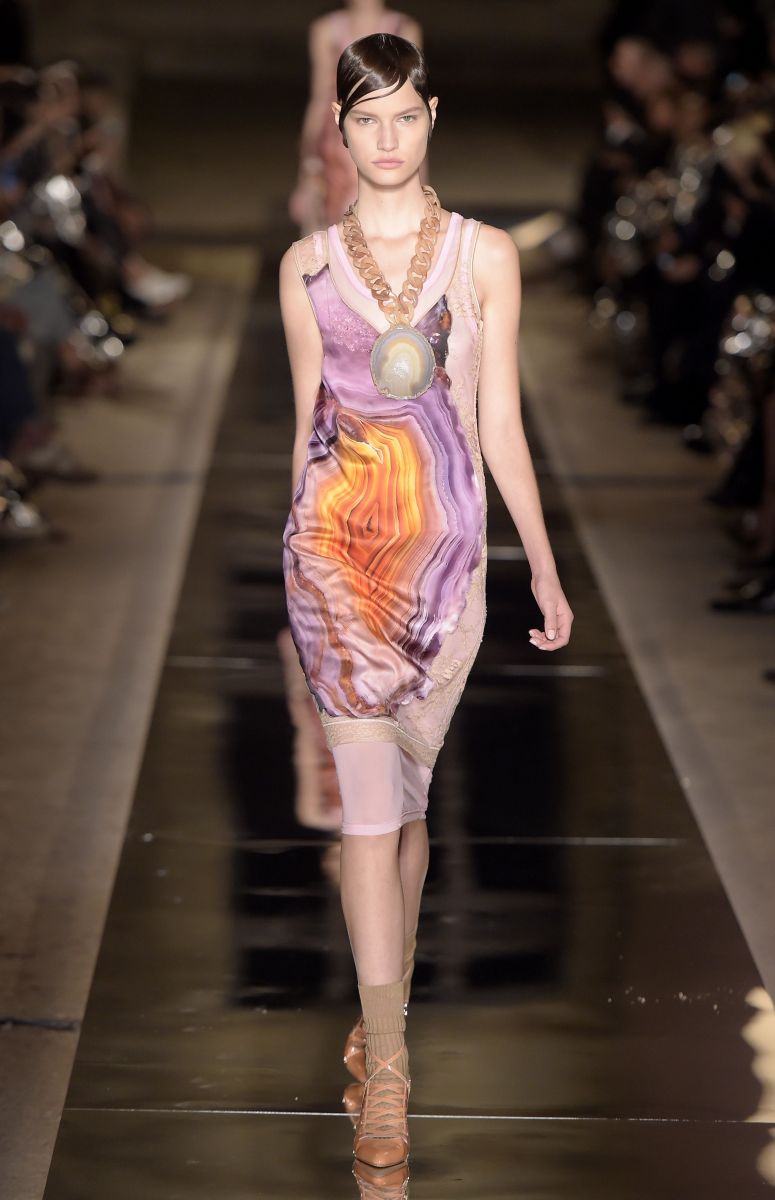 Ким Кардашьян в неглиже и Кендалл Дженнер с короткой стрижкой на показе Givenchy (ФОТО)