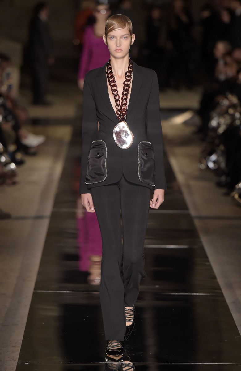 Ким Кардашьян в неглиже и Кендалл Дженнер с короткой стрижкой на показе Givenchy (ФОТО)