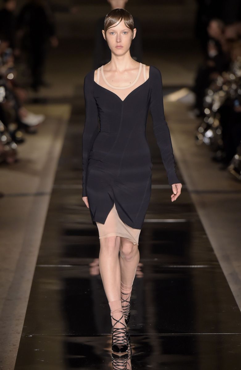 Ким Кардашьян в неглиже и Кендалл Дженнер с короткой стрижкой на показе Givenchy (ФОТО)