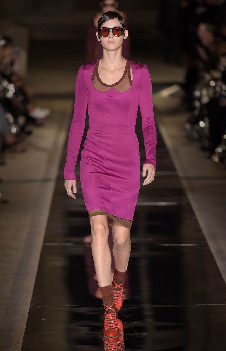 Ким Кардашьян в неглиже и Кендалл Дженнер с короткой стрижкой на показе Givenchy (ФОТО)