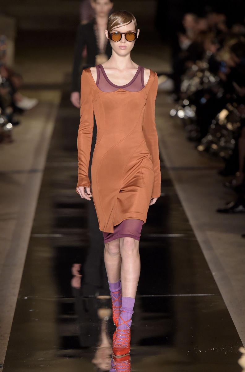 Ким Кардашьян в неглиже и Кендалл Дженнер с короткой стрижкой на показе Givenchy (ФОТО)