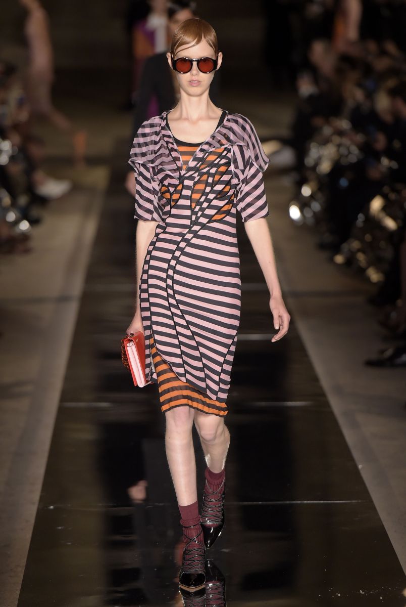 Ким Кардашьян в неглиже и Кендалл Дженнер с короткой стрижкой на показе Givenchy (ФОТО)