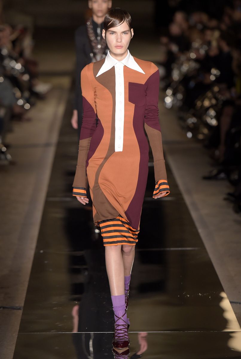 Ким Кардашьян в неглиже и Кендалл Дженнер с короткой стрижкой на показе Givenchy (ФОТО)