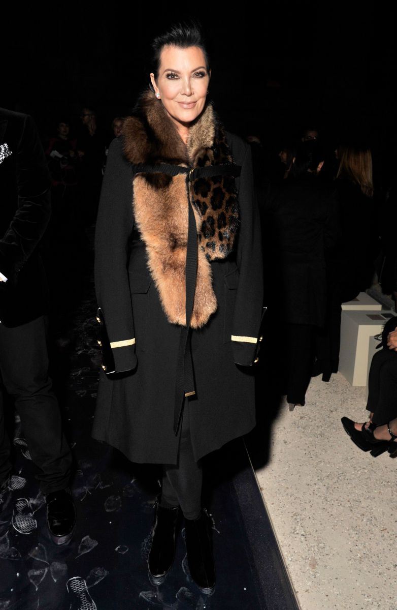 Ким Кардашьян в неглиже и Кендалл Дженнер с короткой стрижкой на показе Givenchy (ФОТО)