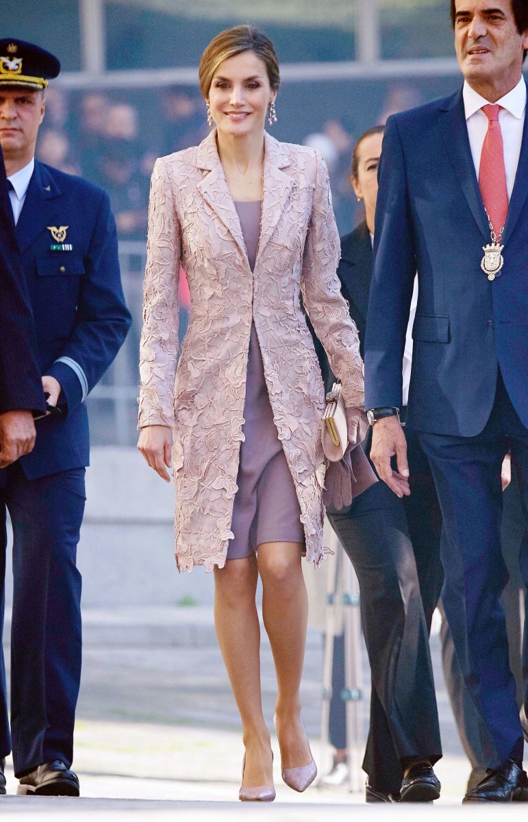 Образ дня: королева Летиция в элегантном кружевном пальто оттенка пыльной розы королева Летиция, королева Летиция фото, королева Летиция 2016, королева Летиция фото 2016, королева испании, королева испании фото, королева испании 2016