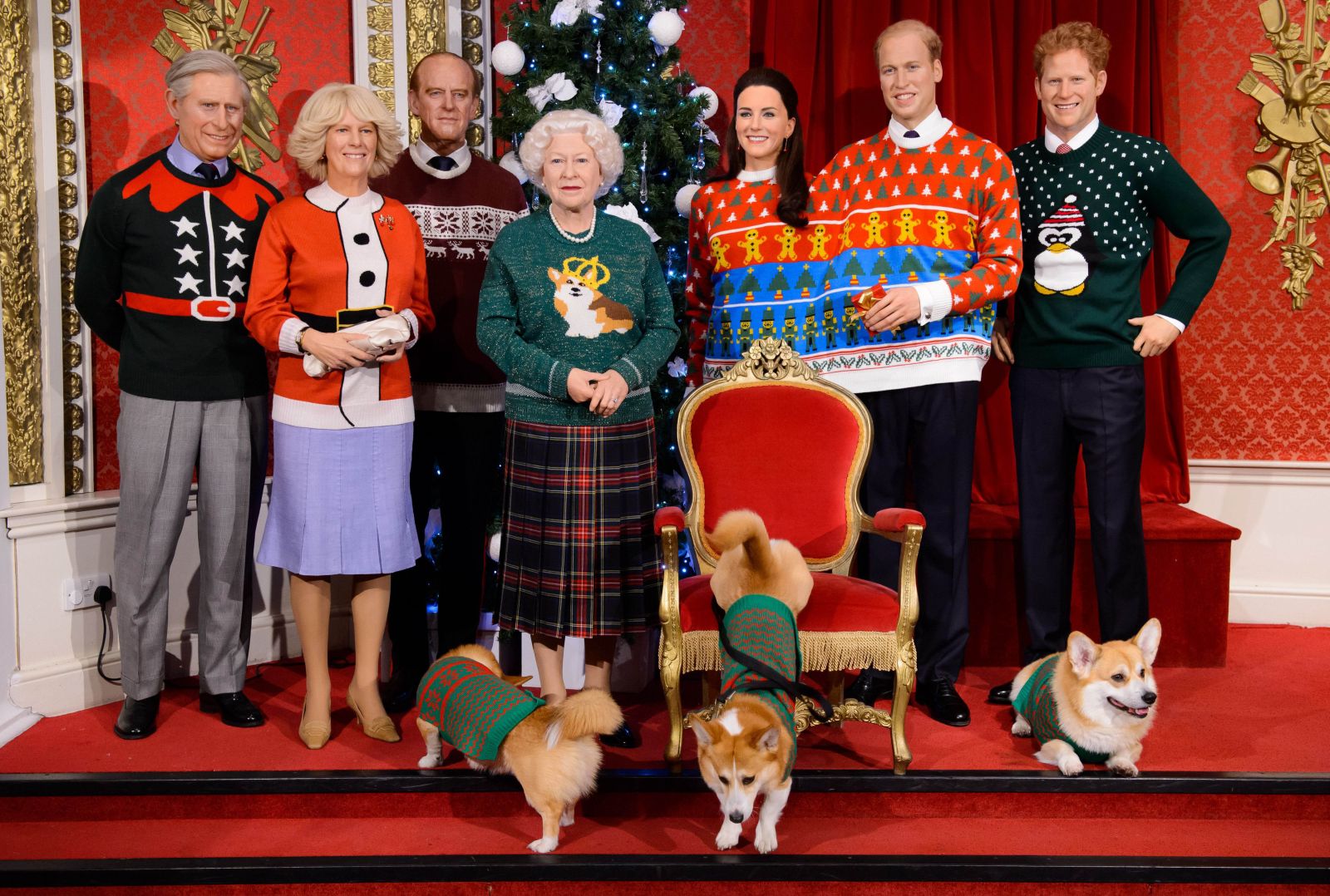 К празднику готовы: Восковые копии Кейт Миддлтон и всей королевской семьи в рождественских свитерах Кейт Миддлтон фото, Елизаветта II
