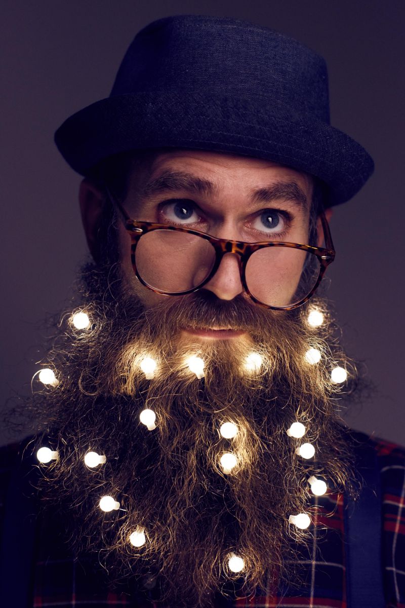 Праздник уже близко: мужчины украшают бороды елочными гирляндами бороды, бороды в цветах, цветы и бороды, украшение бород, украшают бороды, бороды фото, новый год 2017