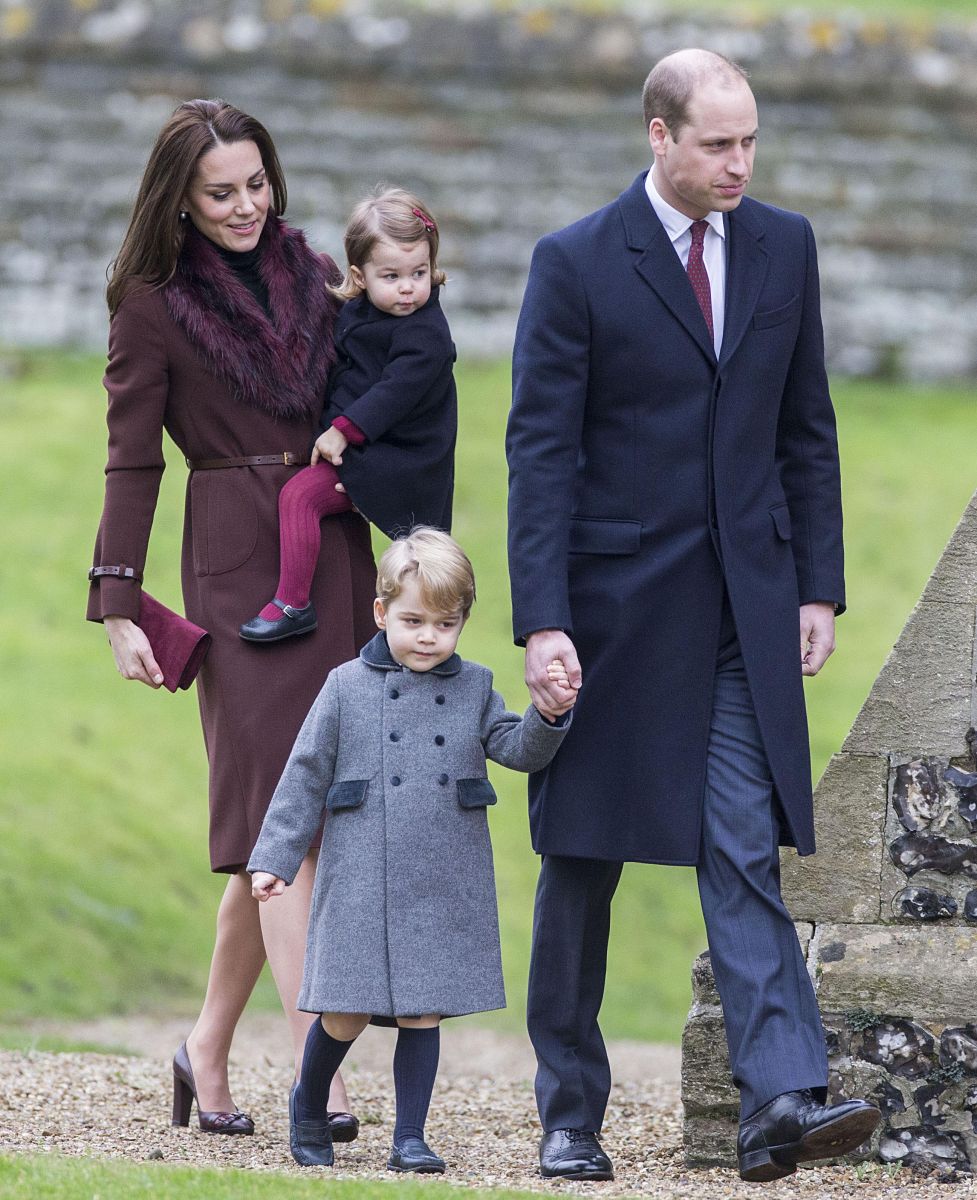 Все в сборе: В какой одежде королевская семья появилась на рождественской службе в церкви? Кейт Миддлтон фото, Кейт Мидлтон и принцесса Шарлотта