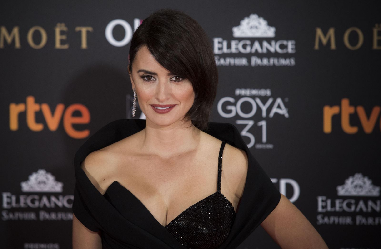 Образ дня: Пенелопа Крус в платье Atelier Versace на церемонии вручения премии Goya Cinema Awards (ФОТО)