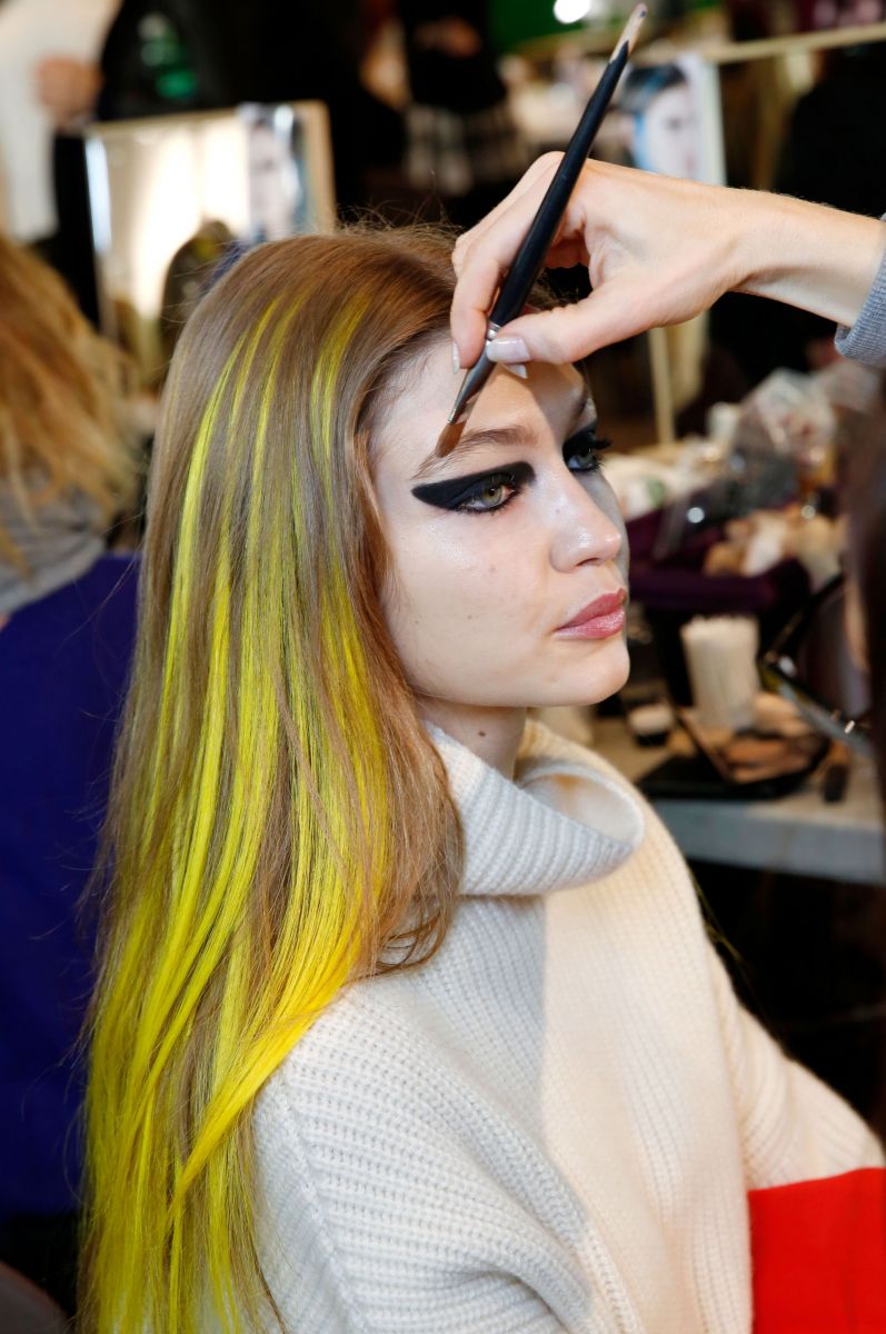 Рассмотрим поближе: Разноцветные пряди с показа Versace стали новым трендом в окрашивании