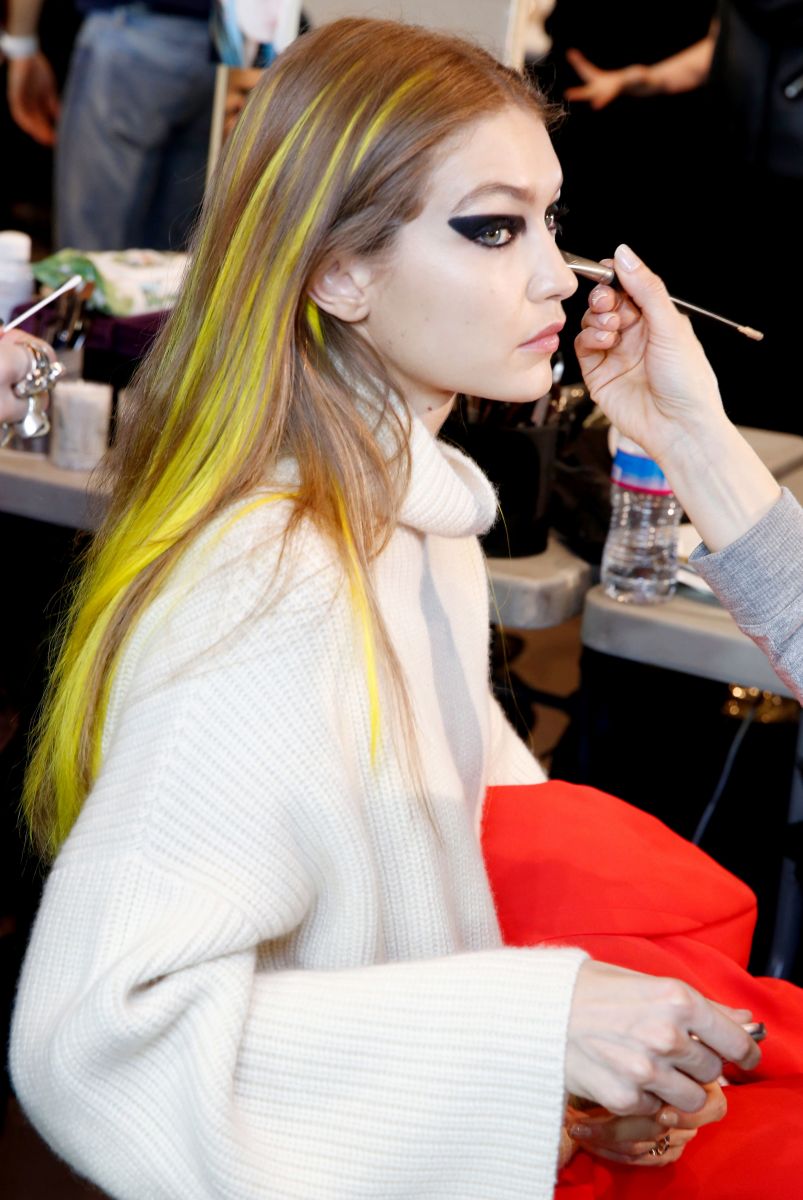 Рассмотрим поближе: Разноцветные пряди с показа Versace стали новым трендом в окрашивании