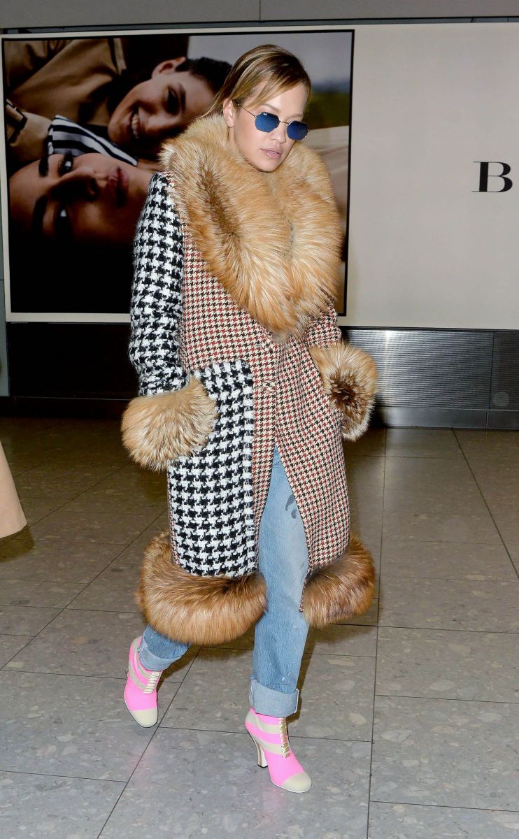 Образ дня: Рита Ора в аэропорту Лондона показала необычный повседневный стиль Рита Ора, casual, повседневный стиль