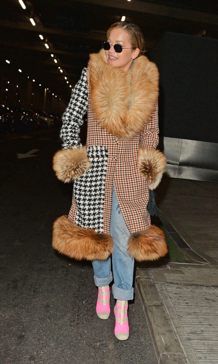 Образ дня: Рита Ора в аэропорту Лондона показала необычный повседневный стиль Рита Ора, casual, повседневный стиль