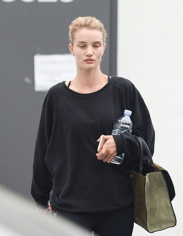 Фотофакт: Рози Хантингтон Уайтли удивила лицом без макияжа