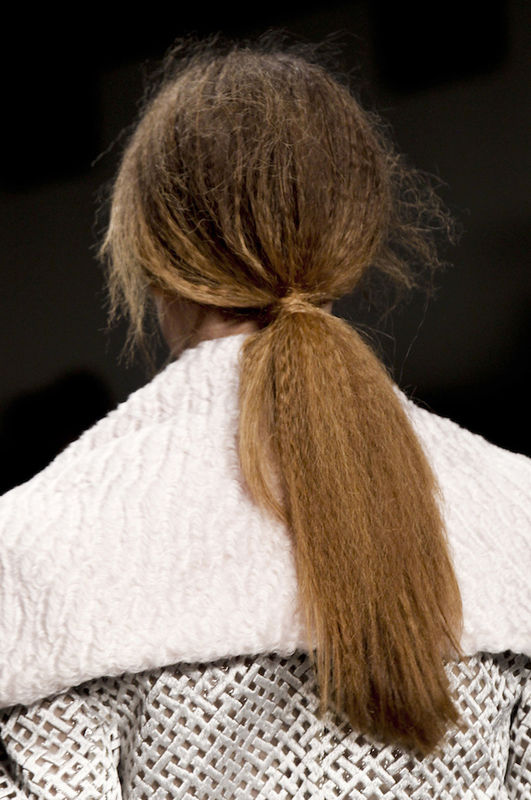 Модные прически с хвостами фото